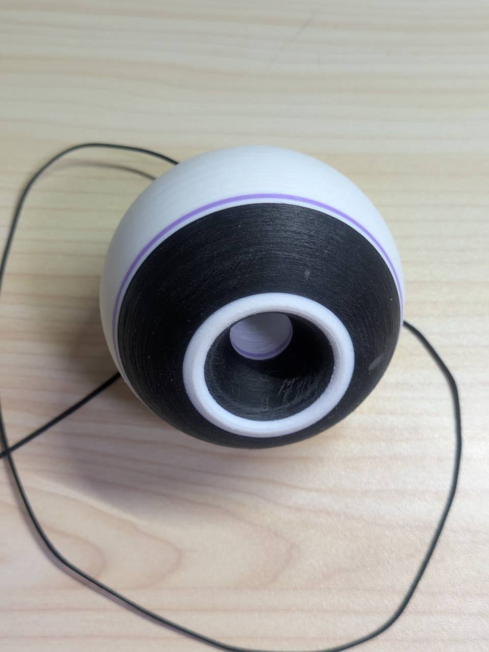 EDEXけん玉の玉。黒い塗装と紫のラインが入っている
