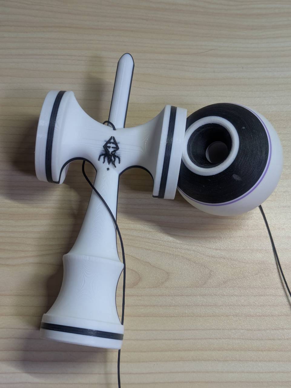 EDEXけん玉を横に置いた写真